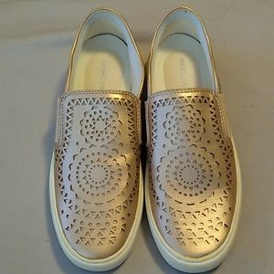 NWOT Marc Fisher rose gold metallic shoes. Size 6